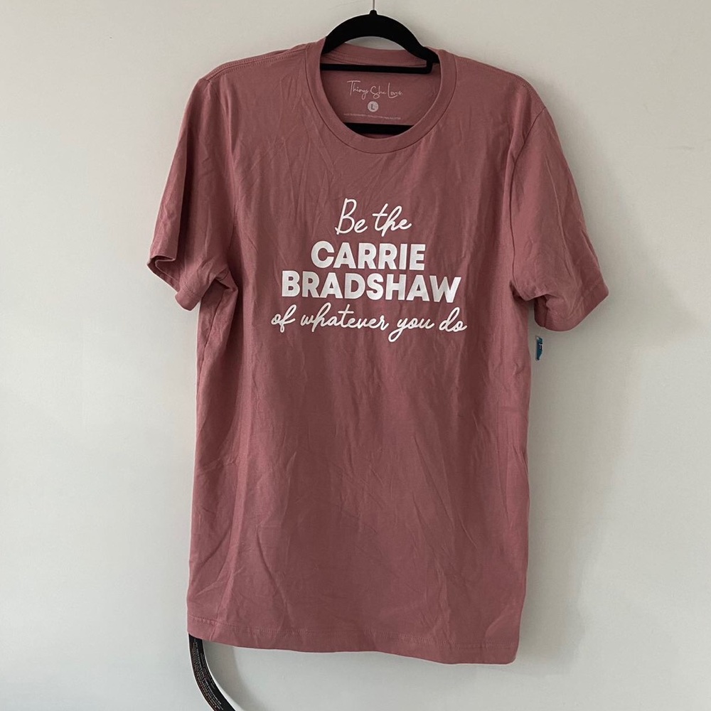 Things She Loves Be the Carrie Bradshaw of Whatever You Do Tee Size Large